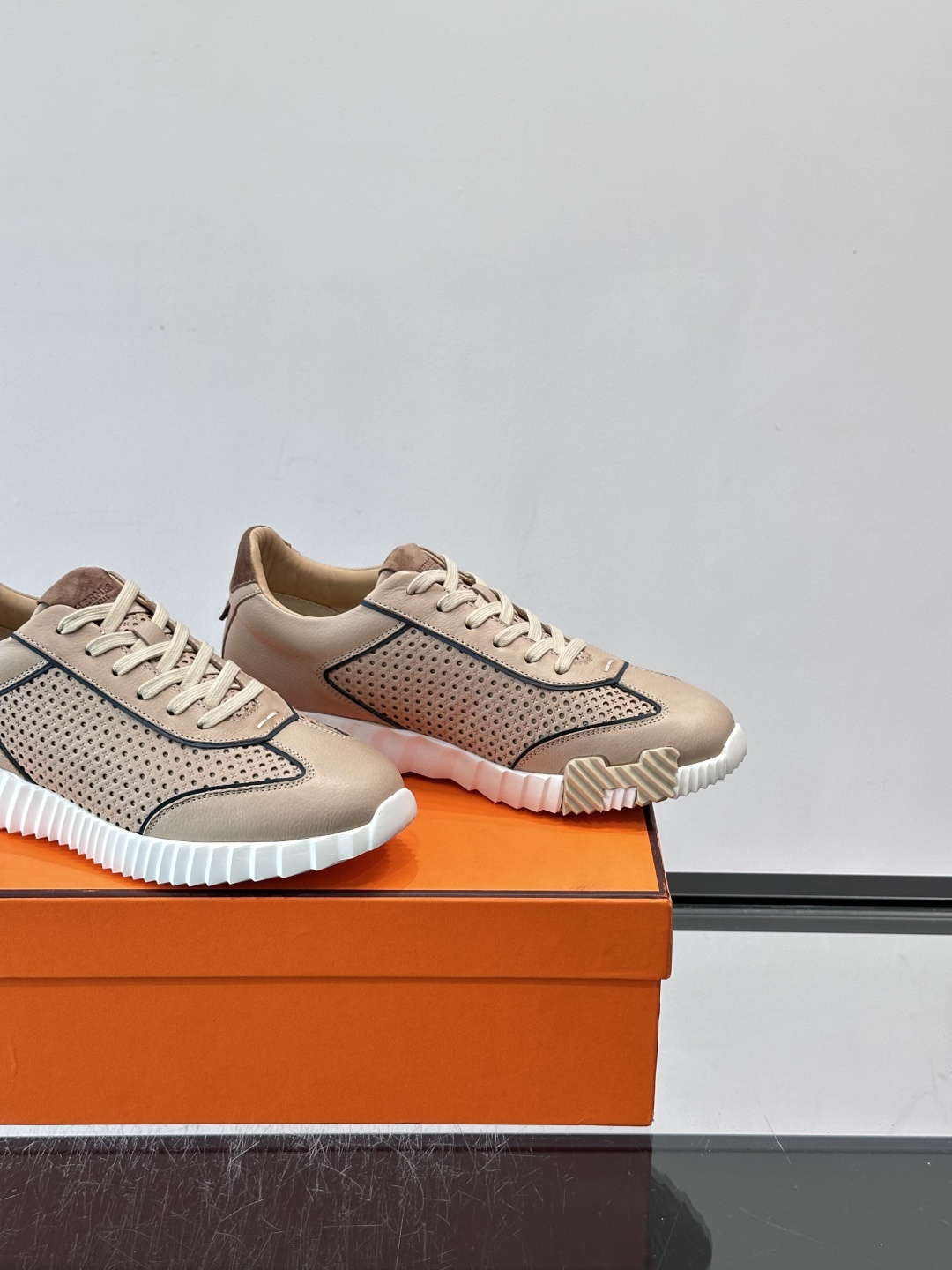 爱马仕Bouncing运动鞋👟镂孔小牛皮和小牛皮运动鞋。 轻盈鞋底装饰撞色图案,打造百搭时尚风格。这双的辨识度和舒适度都 爱马仕Bouncing运动鞋👟镂孔小牛皮和小牛皮运动鞋。 轻盈鞋底装饰撞色图案,打造百搭时尚风格。这双的辨识度和舒适度都