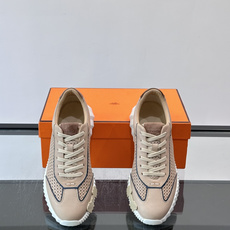 爱马仕Bouncing运动鞋👟镂孔小牛皮和小牛皮运动鞋。 轻盈鞋底装饰撞色图案,打造百搭时尚风格。这双的辨识度和舒适度都 爱马仕Bouncing运动鞋👟镂孔小牛皮和小牛皮运动鞋。 轻盈鞋底装饰撞色图案,打造百搭时尚风格。这双的辨识度和舒适度都