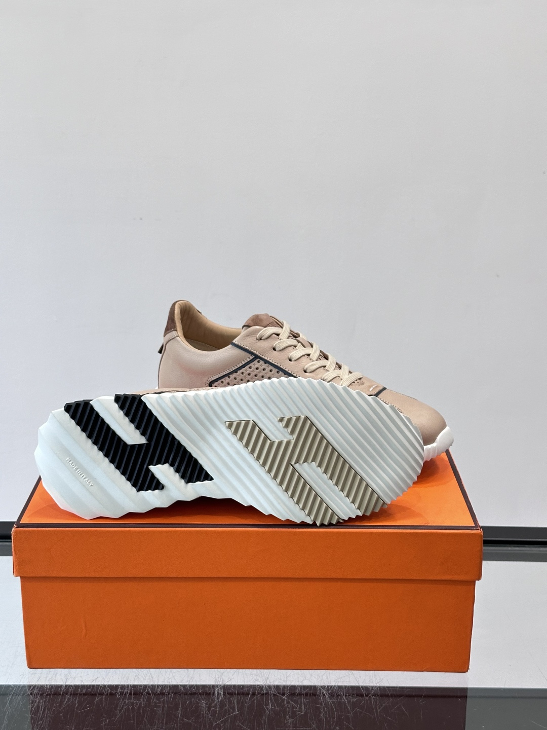 爱马仕Bouncing运动鞋👟镂孔小牛皮和小牛皮运动鞋。 轻盈鞋底装饰撞色图案,打造百搭时尚风格。这双的辨识度和舒适度都 爱马仕Bouncing运动鞋👟镂孔小牛皮和小牛皮运动鞋。 轻盈鞋底装饰撞色图案,打造百搭时尚风格。这双的辨识度和舒适度都