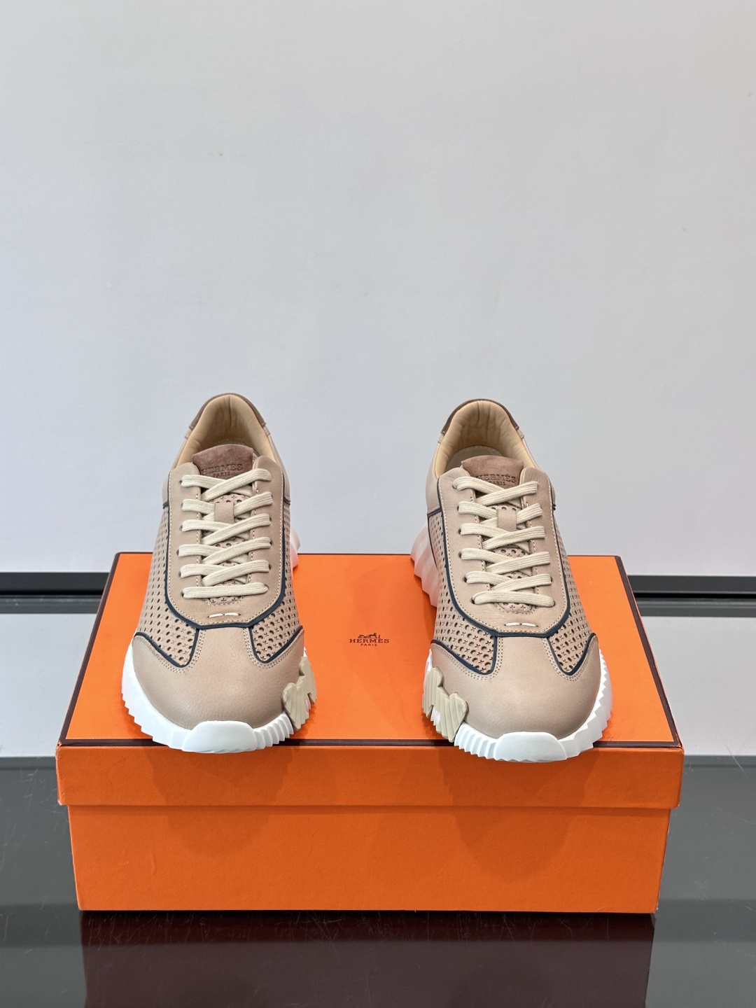 爱马仕Bouncing运动鞋👟镂孔小牛皮和小牛皮运动鞋。 轻盈鞋底装饰撞色图案,打造百搭时尚风格。这双的辨识度和舒适度都 爱马仕Bouncing运动鞋👟镂孔小牛皮和小牛皮运动鞋。 轻盈鞋底装饰撞色图案,打造百搭时尚风格。这双的辨识度和舒适度都