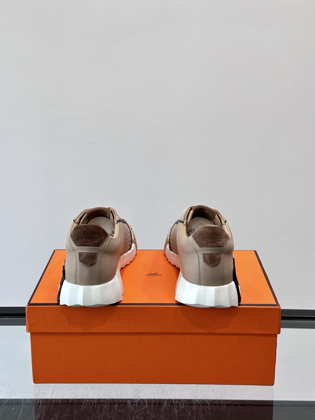 爱马仕Bouncing运动鞋👟镂孔小牛皮和小牛皮运动鞋。 轻盈鞋底装饰撞色图案,打造百搭时尚风格。这双的辨识度和舒适度都 爱马仕Bouncing运动鞋👟镂孔小牛皮和小牛皮运动鞋。 轻盈鞋底装饰撞色图案,打造百搭时尚风格。这双的辨识度和舒适度都