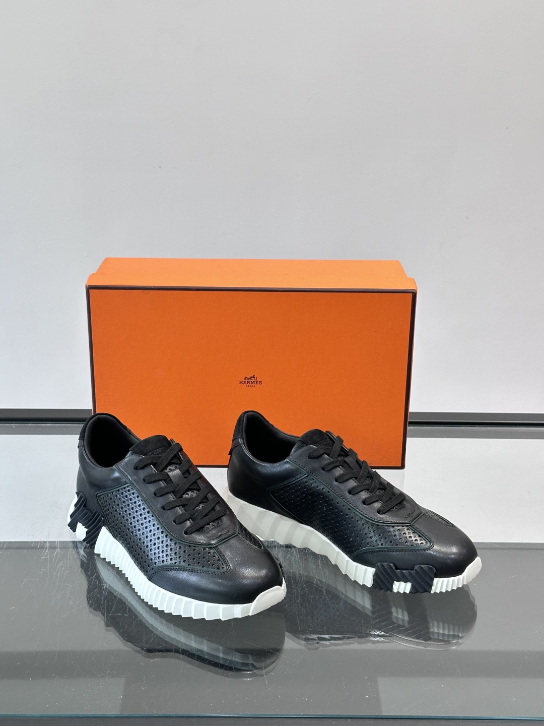 爱马仕Bouncing运动鞋👟镂孔小牛皮和小牛皮运动鞋。 轻盈鞋底装饰撞色图案，打造百搭时尚风格。这双的辨识度和舒适度都
