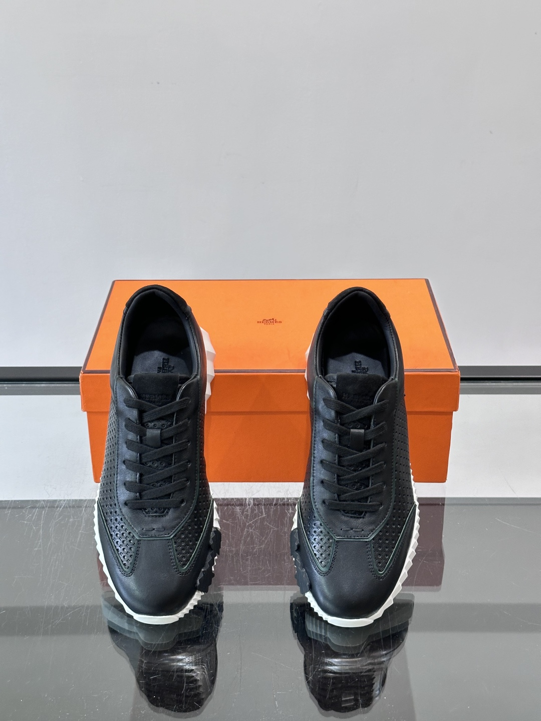 爱马仕Bouncing运动鞋👟镂孔小牛皮和小牛皮运动鞋。 轻盈鞋底装饰撞色图案，打造百搭时尚风格。这双的辨识度和舒适度都