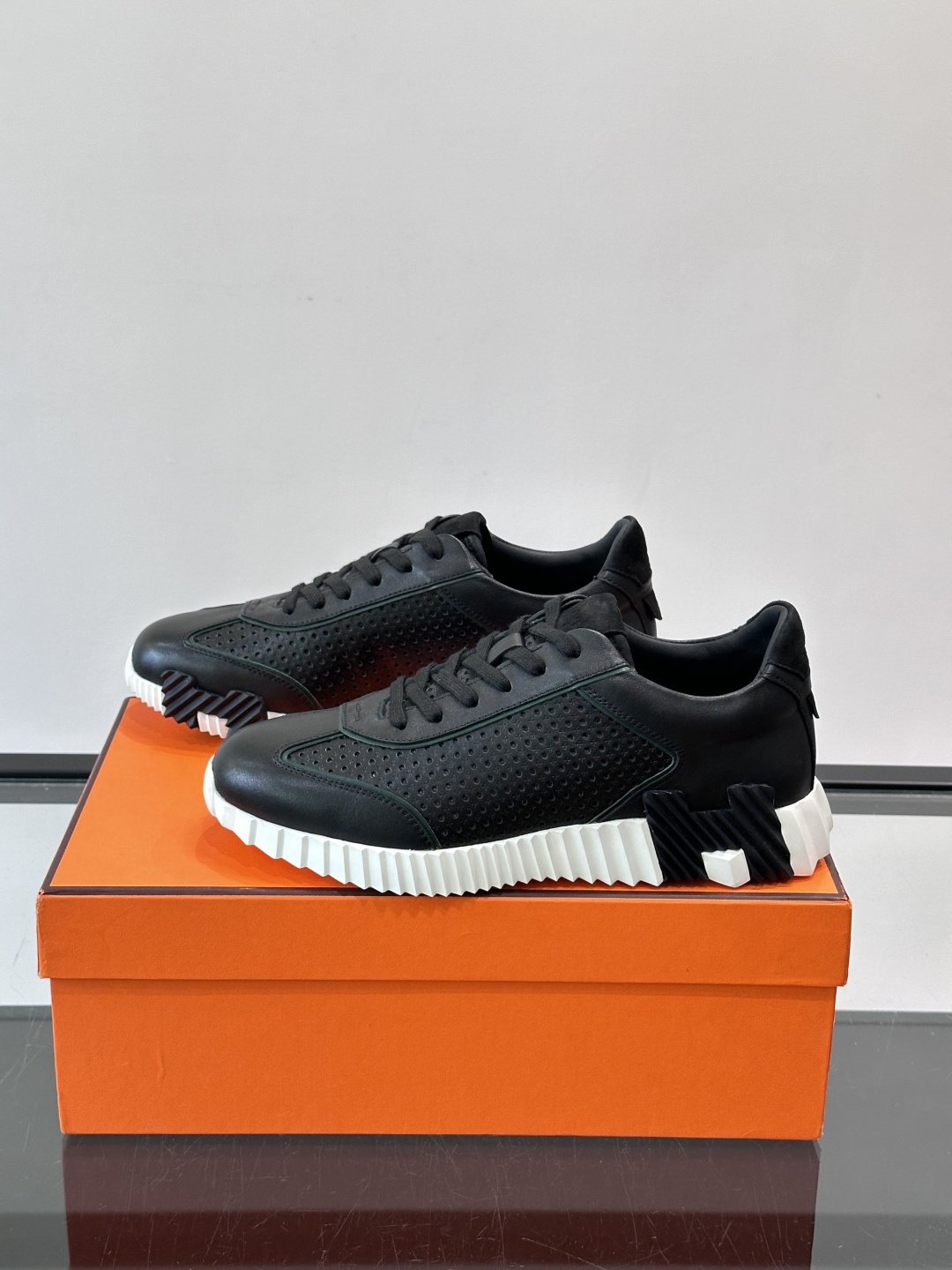 爱马仕Bouncing运动鞋👟镂孔小牛皮和小牛皮运动鞋。 轻盈鞋底装饰撞色图案，打造百搭时尚风格。这双的辨识度和舒适度都