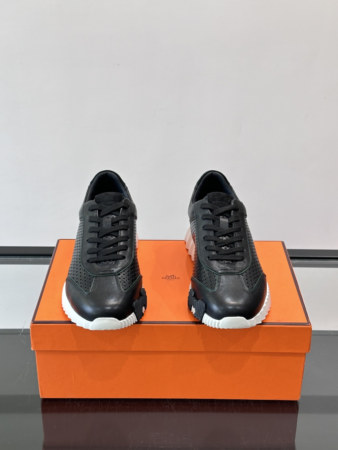 爱马仕Bouncing运动鞋👟镂孔小牛皮和小牛皮运动鞋。 轻盈鞋底装饰撞色图案，打造百搭时尚风格。这双的辨识度和舒适度都