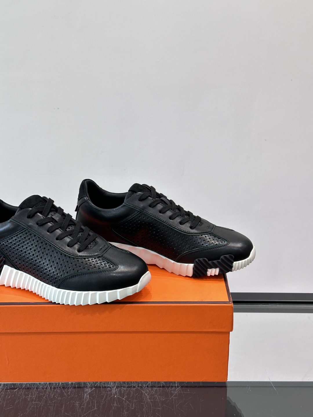 爱马仕Bouncing运动鞋👟镂孔小牛皮和小牛皮运动鞋。 轻盈鞋底装饰撞色图案，打造百搭时尚风格。这双的辨识度和舒适度都