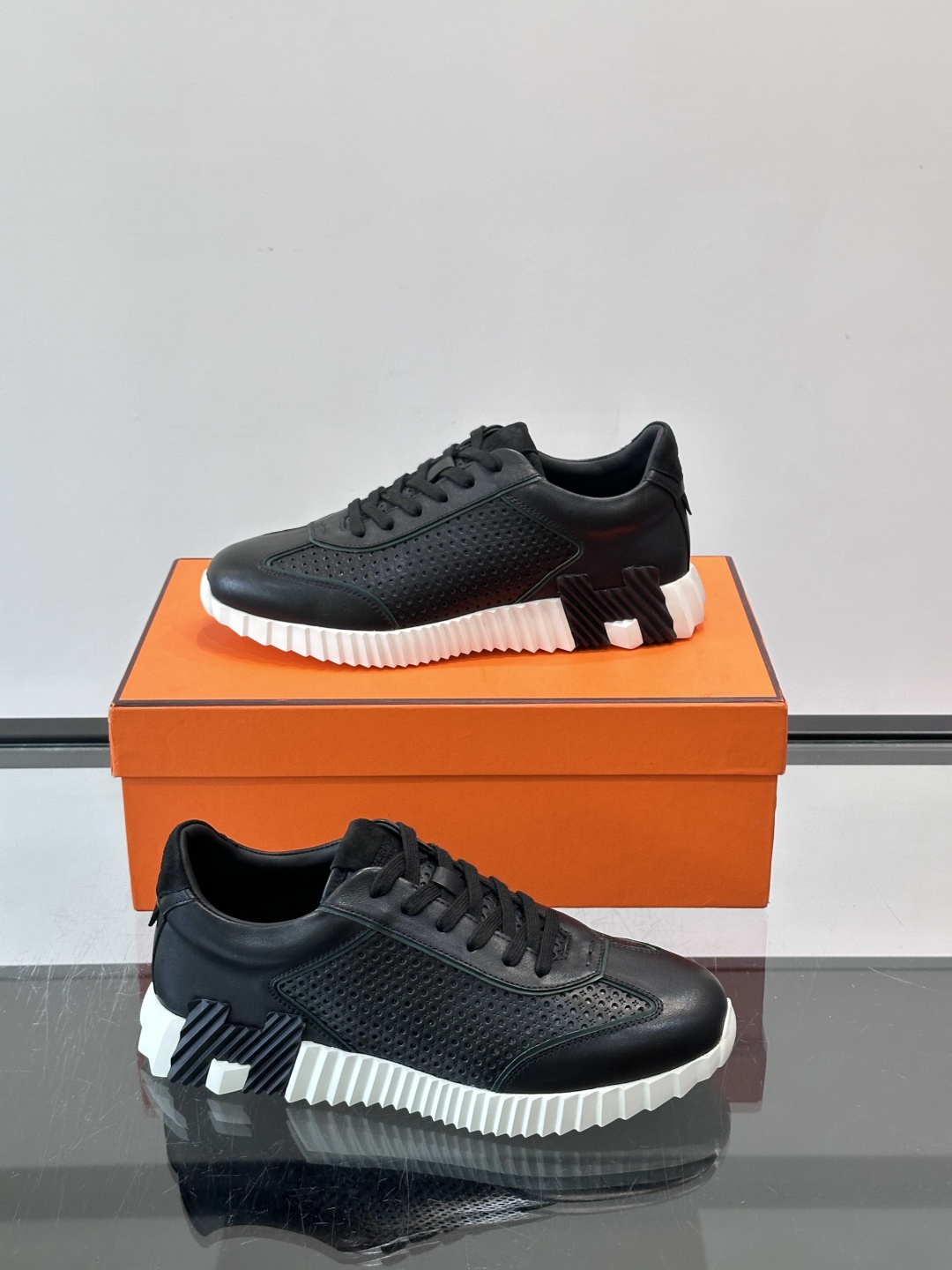 爱马仕Bouncing运动鞋👟镂孔小牛皮和小牛皮运动鞋。 轻盈鞋底装饰撞色图案，打造百搭时尚风格。这双的辨识度和舒适度都