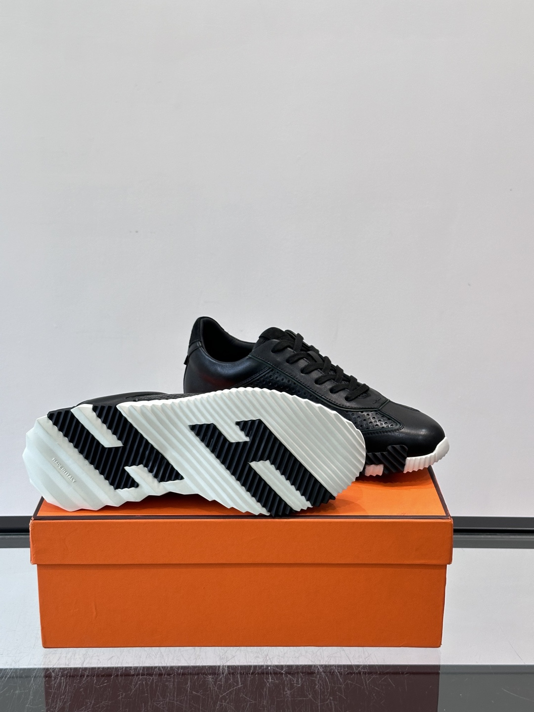 爱马仕Bouncing运动鞋👟镂孔小牛皮和小牛皮运动鞋。 轻盈鞋底装饰撞色图案，打造百搭时尚风格。这双的辨识度和舒适度都