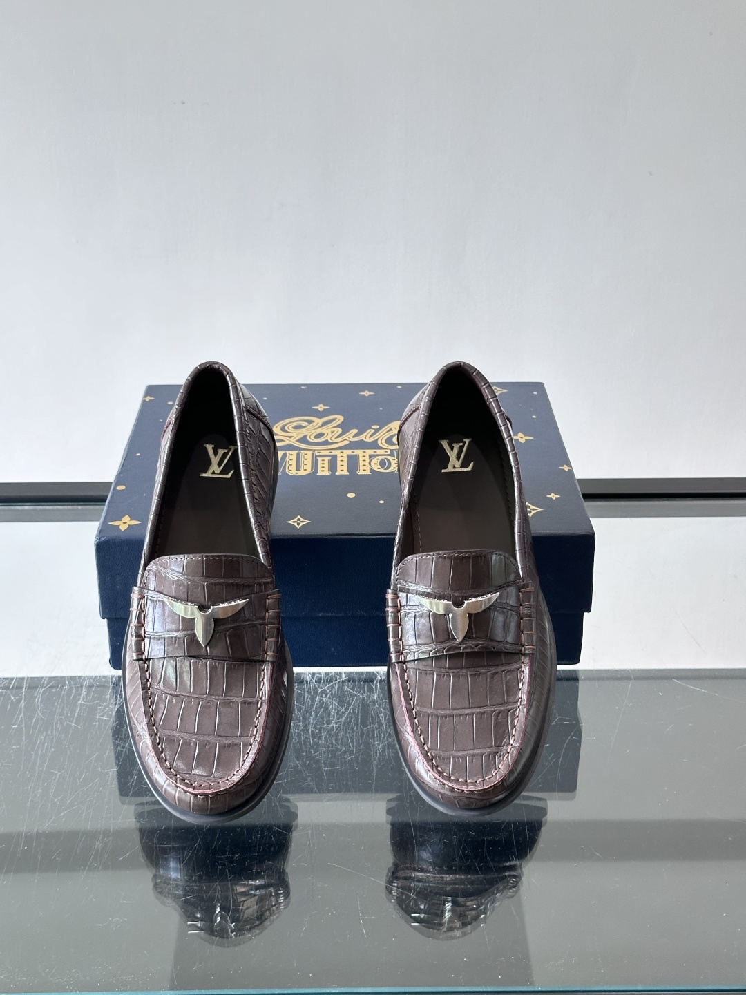 lv男士乐福鞋👞，选用进口牛皮，光泽感满满，搭配经典金属扣件，低调又奢华✨。内里和垫脚都是进口牛皮，穿着超舒适，适合长时