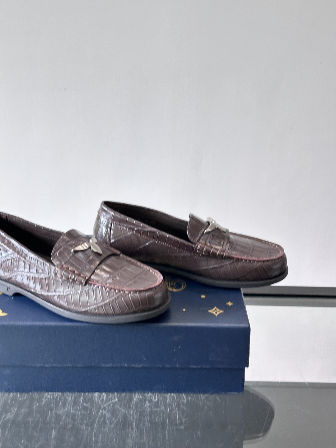 lv男士乐福鞋👞，选用进口牛皮，光泽感满满，搭配经典金属扣件，低调又奢华✨。内里和垫脚都是进口牛皮，穿着超舒适，适合长时