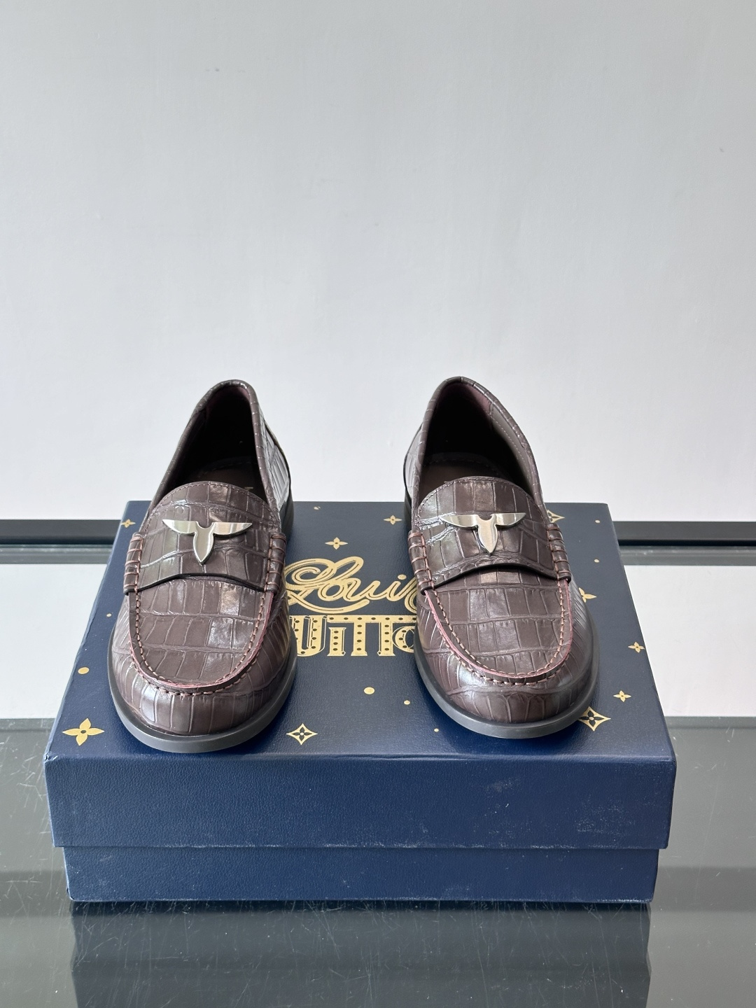 lv男士乐福鞋👞，选用进口牛皮，光泽感满满，搭配经典金属扣件，低调又奢华✨。内里和垫脚都是进口牛皮，穿着超舒适，适合长时