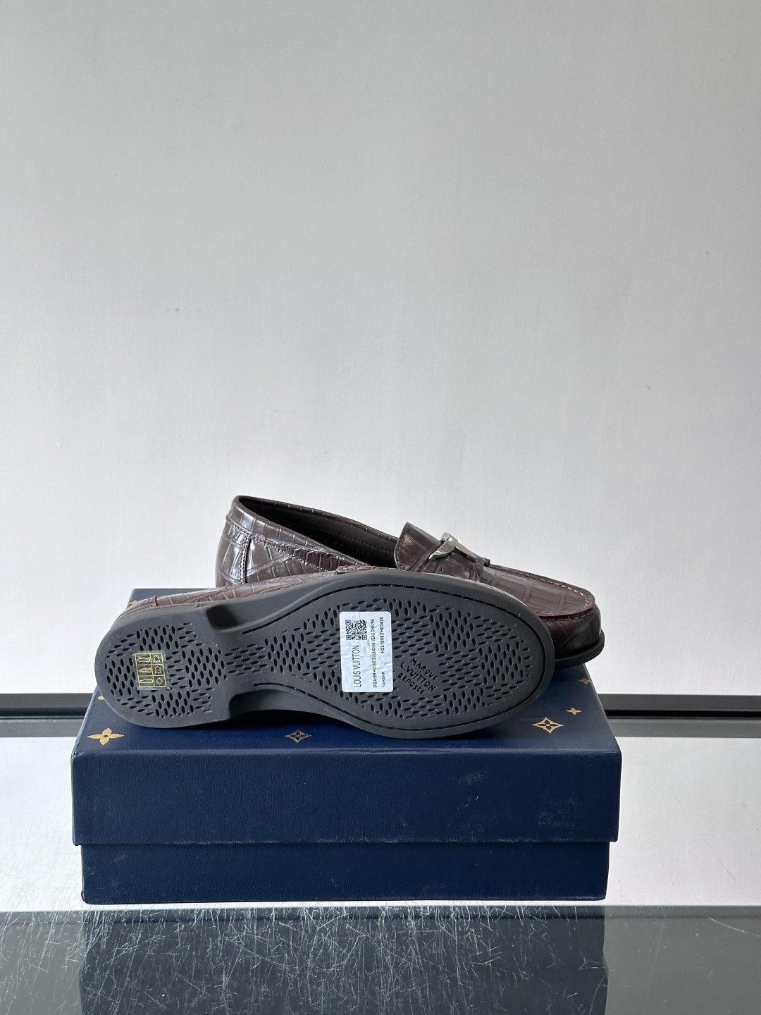 lv男士乐福鞋👞，选用进口牛皮，光泽感满满，搭配经典金属扣件，低调又奢华✨。内里和垫脚都是进口牛皮，穿着超舒适，适合长时