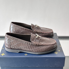 lv男士乐福鞋👞,选用进口牛皮,光泽感满满,搭配经典金属扣件,低调又奢华✨。内里和垫脚都是进口牛皮,穿着超舒适,适合长时 lv男士乐福鞋👞,选用进口牛皮,光泽感满满,搭配经典金属扣件,低调又奢华✨。内里和垫脚都是进口牛皮,穿着超舒适,适合长时