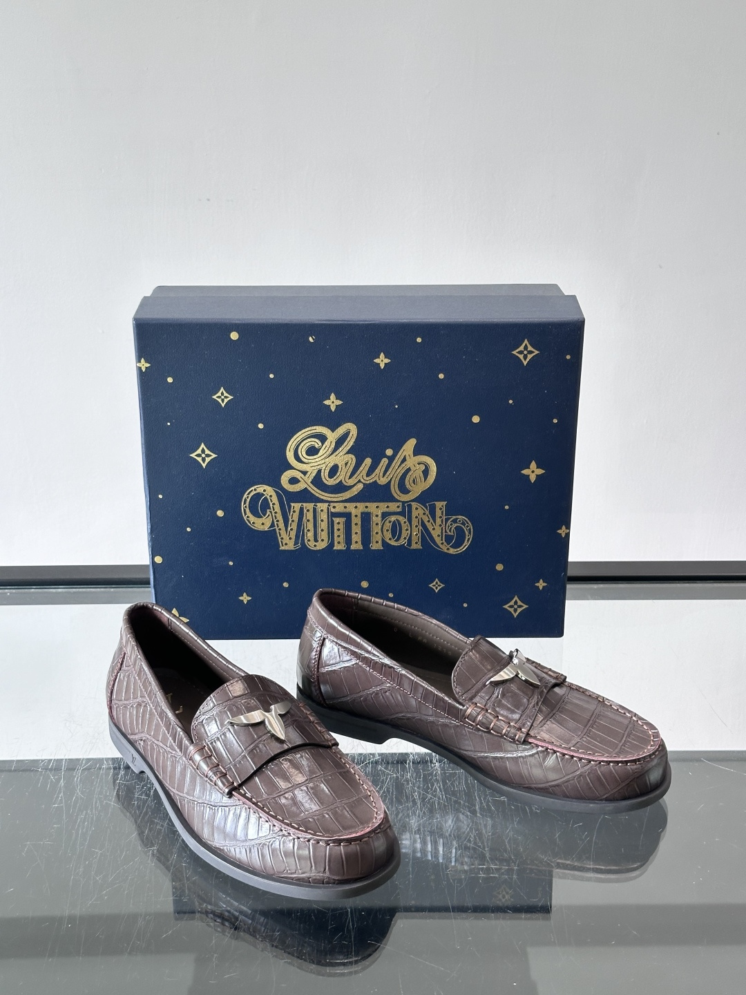 lv男士乐福鞋👞，选用进口牛皮，光泽感满满，搭配经典金属扣件，低调又奢华✨。内里和垫脚都是进口牛皮，穿着超舒适，适合长时