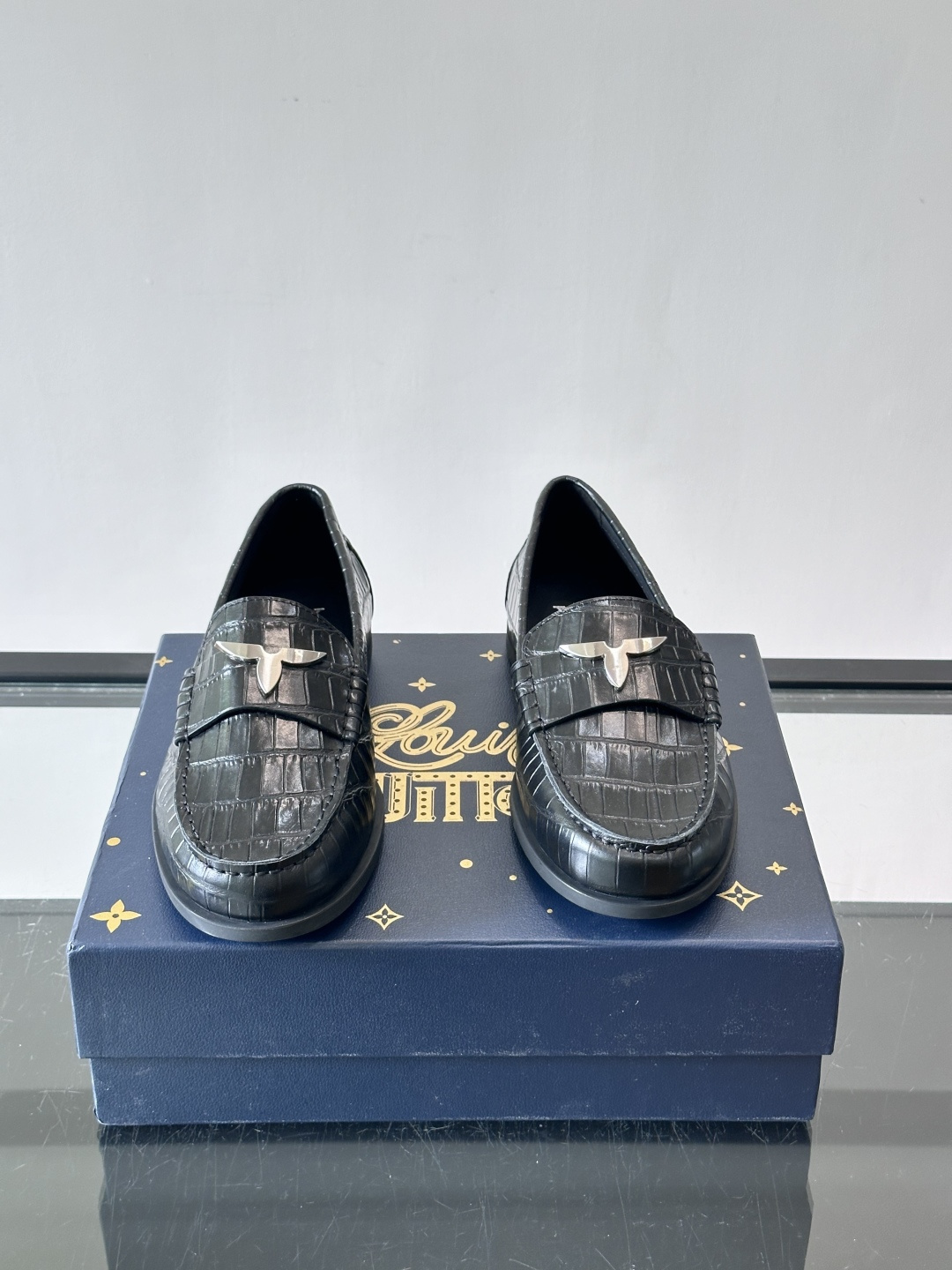 lv男士乐福鞋👞,选用进口牛皮,光泽感满满,搭配经典金属扣件,低调又奢华✨。内里和垫脚都是进口牛皮,穿着超舒适,适合长时 lv男士乐福鞋👞,选用进口牛皮,光泽感满满,搭配经典金属扣件,低调又奢华✨。内里和垫脚都是进口牛皮,穿着超舒适,适合长时
