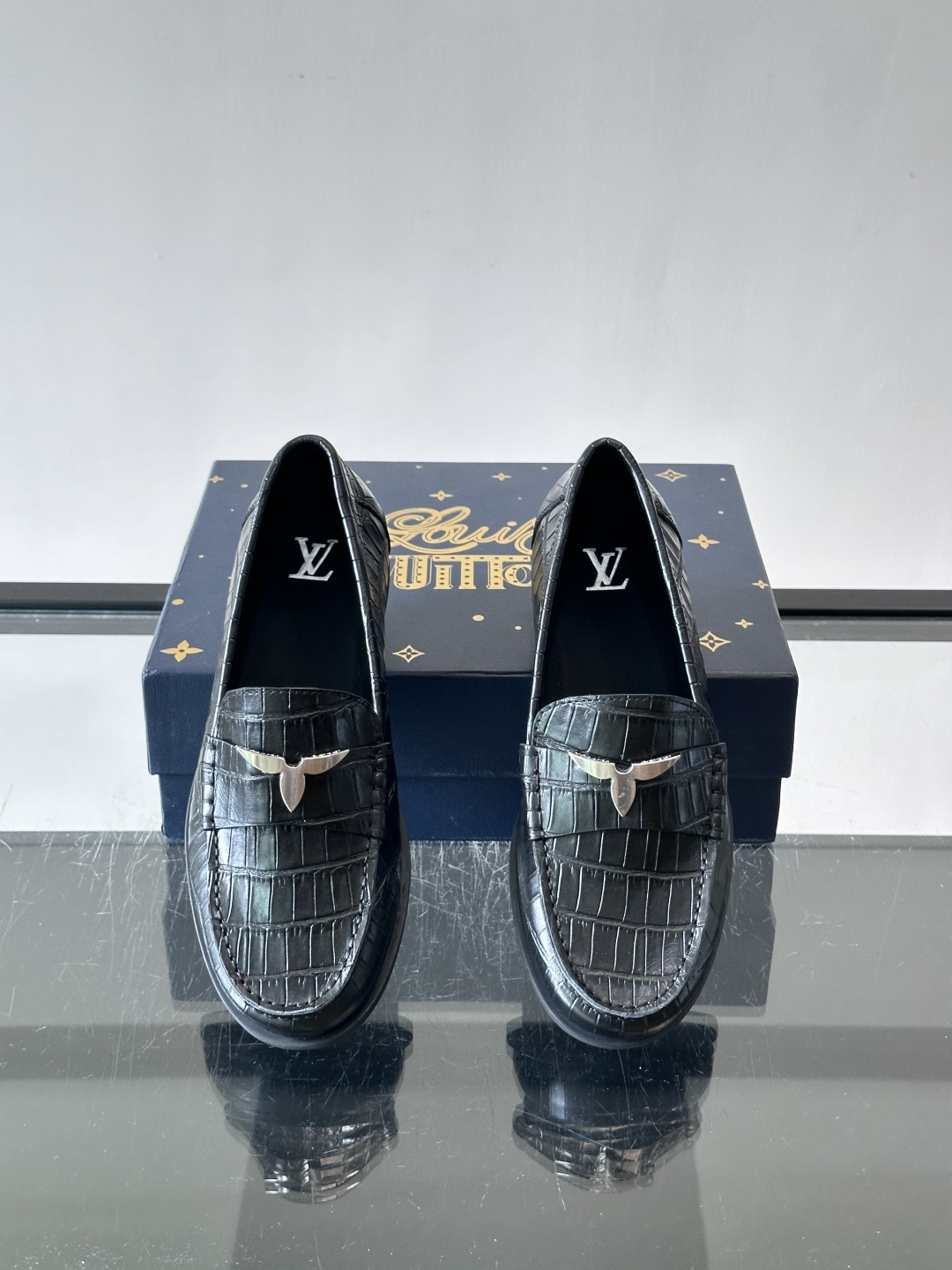 lv男士乐福鞋👞,选用进口牛皮,光泽感满满,搭配经典金属扣件,低调又奢华✨。内里和垫脚都是进口牛皮,穿着超舒适,适合长时 lv男士乐福鞋👞,选用进口牛皮,光泽感满满,搭配经典金属扣件,低调又奢华✨。内里和垫脚都是进口牛皮,穿着超舒适,适合长时