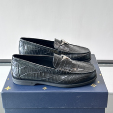 lv男士乐福鞋👞,选用进口牛皮,光泽感满满,搭配经典金属扣件,低调又奢华✨。内里和垫脚都是进口牛皮,穿着超舒适,适合长时 lv男士乐福鞋👞,选用进口牛皮,光泽感满满,搭配经典金属扣件,低调又奢华✨。内里和垫脚都是进口牛皮,穿着超舒适,适合长时