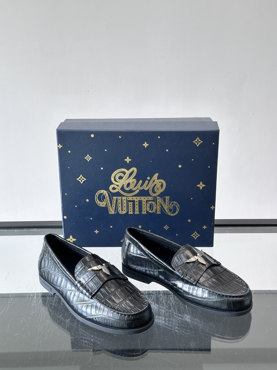 lv男士乐福鞋👞,选用进口牛皮,光泽感满满,搭配经典金属扣件,低调又奢华✨。内里和垫脚都是进口牛皮,穿着超舒适,适合长时 lv男士乐福鞋👞,选用进口牛皮,光泽感满满,搭配经典金属扣件,低调又奢华✨。内里和垫脚都是进口牛皮,穿着超舒适,适合长时