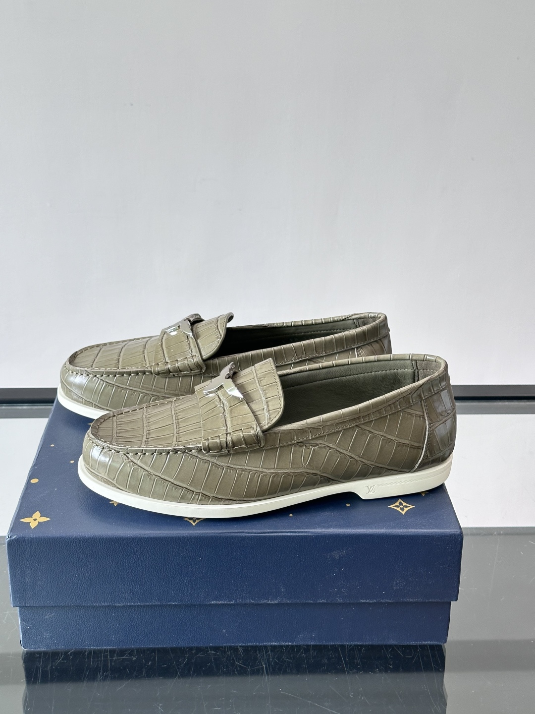 lv男士乐福鞋👞,选用进口牛皮,光泽感满满,搭配经典金属扣件,低调又奢华✨。内里和垫脚都是进口牛皮,穿着超舒适,适合长时 lv男士乐福鞋👞,选用进口牛皮,光泽感满满,搭配经典金属扣件,低调又奢华✨。内里和垫脚都是进口牛皮,穿着超舒适,适合长时