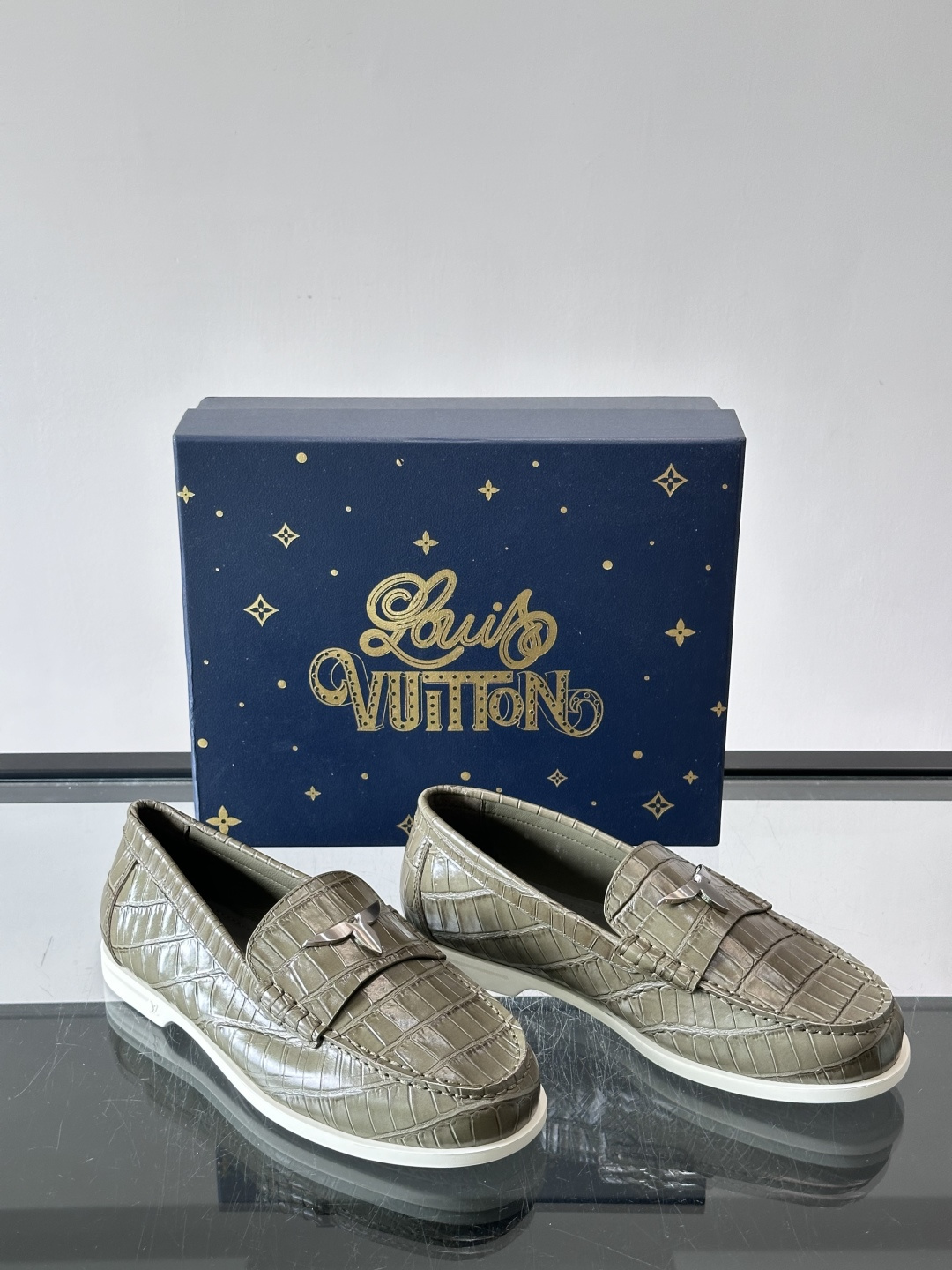 lv男士乐福鞋👞,选用进口牛皮,光泽感满满,搭配经典金属扣件,低调又奢华✨。内里和垫脚都是进口牛皮,穿着超舒适,适合长时 lv男士乐福鞋👞,选用进口牛皮,光泽感满满,搭配经典金属扣件,低调又奢华✨。内里和垫脚都是进口牛皮,穿着超舒适,适合长时