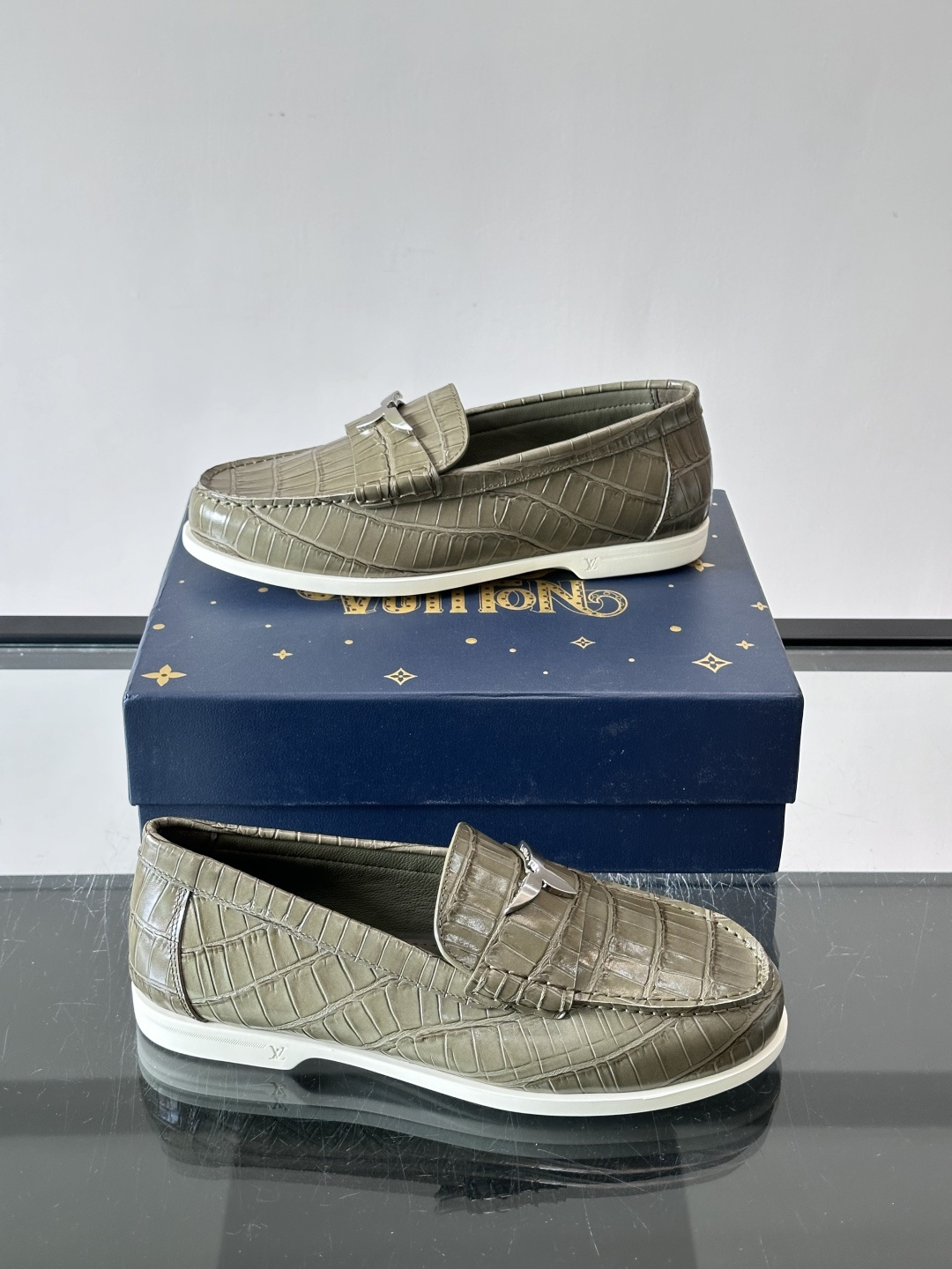 lv男士乐福鞋👞,选用进口牛皮,光泽感满满,搭配经典金属扣件,低调又奢华✨。内里和垫脚都是进口牛皮,穿着超舒适,适合长时 lv男士乐福鞋👞,选用进口牛皮,光泽感满满,搭配经典金属扣件,低调又奢华✨。内里和垫脚都是进口牛皮,穿着超舒适,适合长时