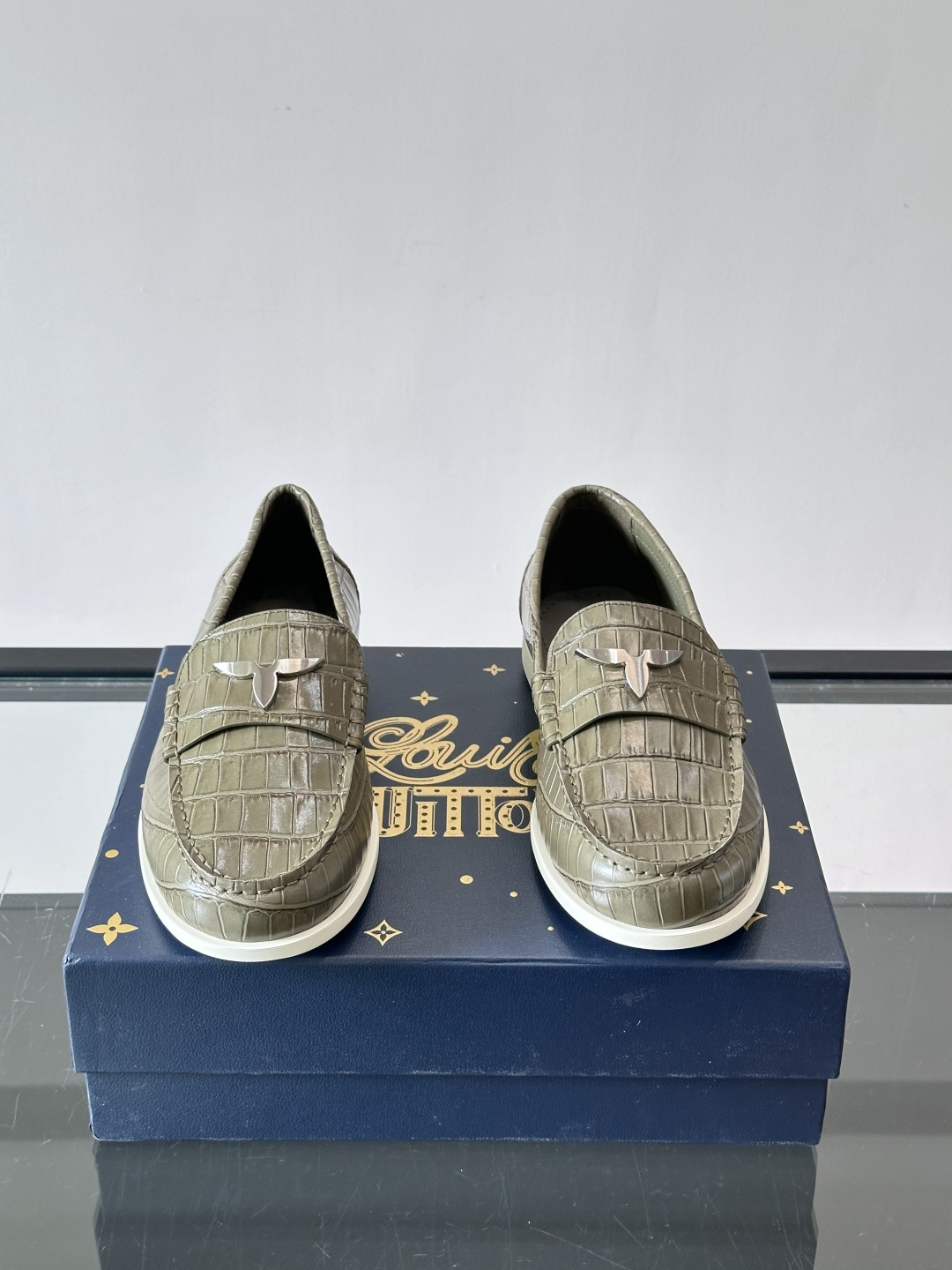lv男士乐福鞋👞,选用进口牛皮,光泽感满满,搭配经典金属扣件,低调又奢华✨。内里和垫脚都是进口牛皮,穿着超舒适,适合长时 lv男士乐福鞋👞,选用进口牛皮,光泽感满满,搭配经典金属扣件,低调又奢华✨。内里和垫脚都是进口牛皮,穿着超舒适,适合长时