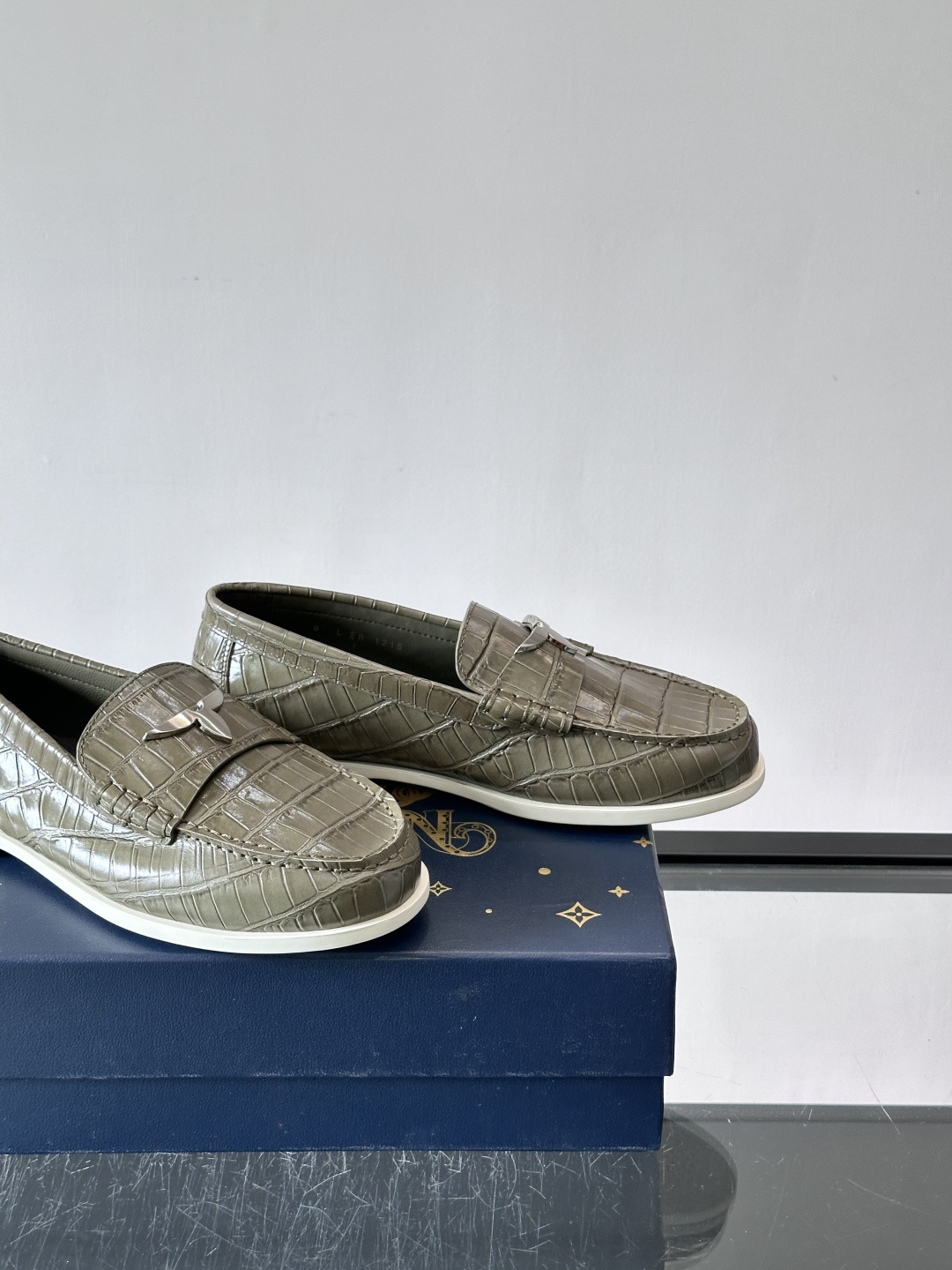 lv男士乐福鞋👞,选用进口牛皮,光泽感满满,搭配经典金属扣件,低调又奢华✨。内里和垫脚都是进口牛皮,穿着超舒适,适合长时 lv男士乐福鞋👞,选用进口牛皮,光泽感满满,搭配经典金属扣件,低调又奢华✨。内里和垫脚都是进口牛皮,穿着超舒适,适合长时
