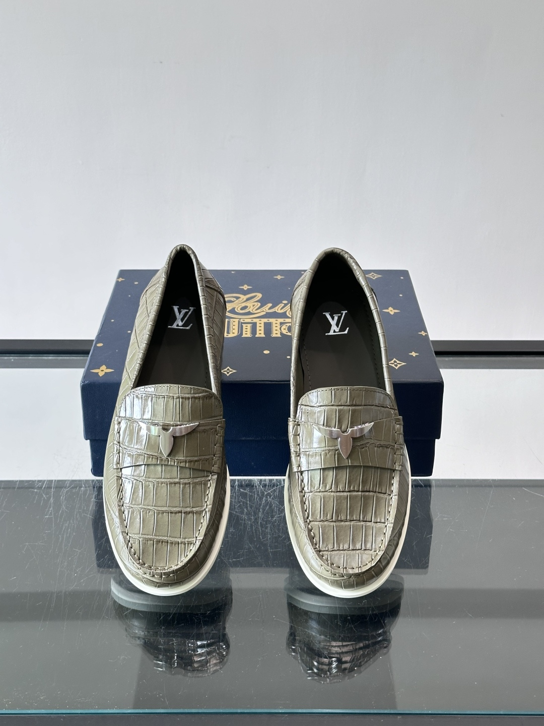 lv男士乐福鞋👞,选用进口牛皮,光泽感满满,搭配经典金属扣件,低调又奢华✨。内里和垫脚都是进口牛皮,穿着超舒适,适合长时 lv男士乐福鞋👞,选用进口牛皮,光泽感满满,搭配经典金属扣件,低调又奢华✨。内里和垫脚都是进口牛皮,穿着超舒适,适合长时