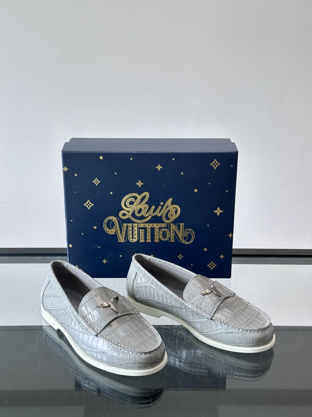 lv男士乐福鞋👞,选用进口牛皮,光泽感满满,搭配经典金属扣件,低调又奢华✨。内里和垫脚都是进口牛皮,穿着超舒适,适合长时 lv男士乐福鞋👞,选用进口牛皮,光泽感满满,搭配经典金属扣件,低调又奢华✨。内里和垫脚都是进口牛皮,穿着超舒适,适合长时