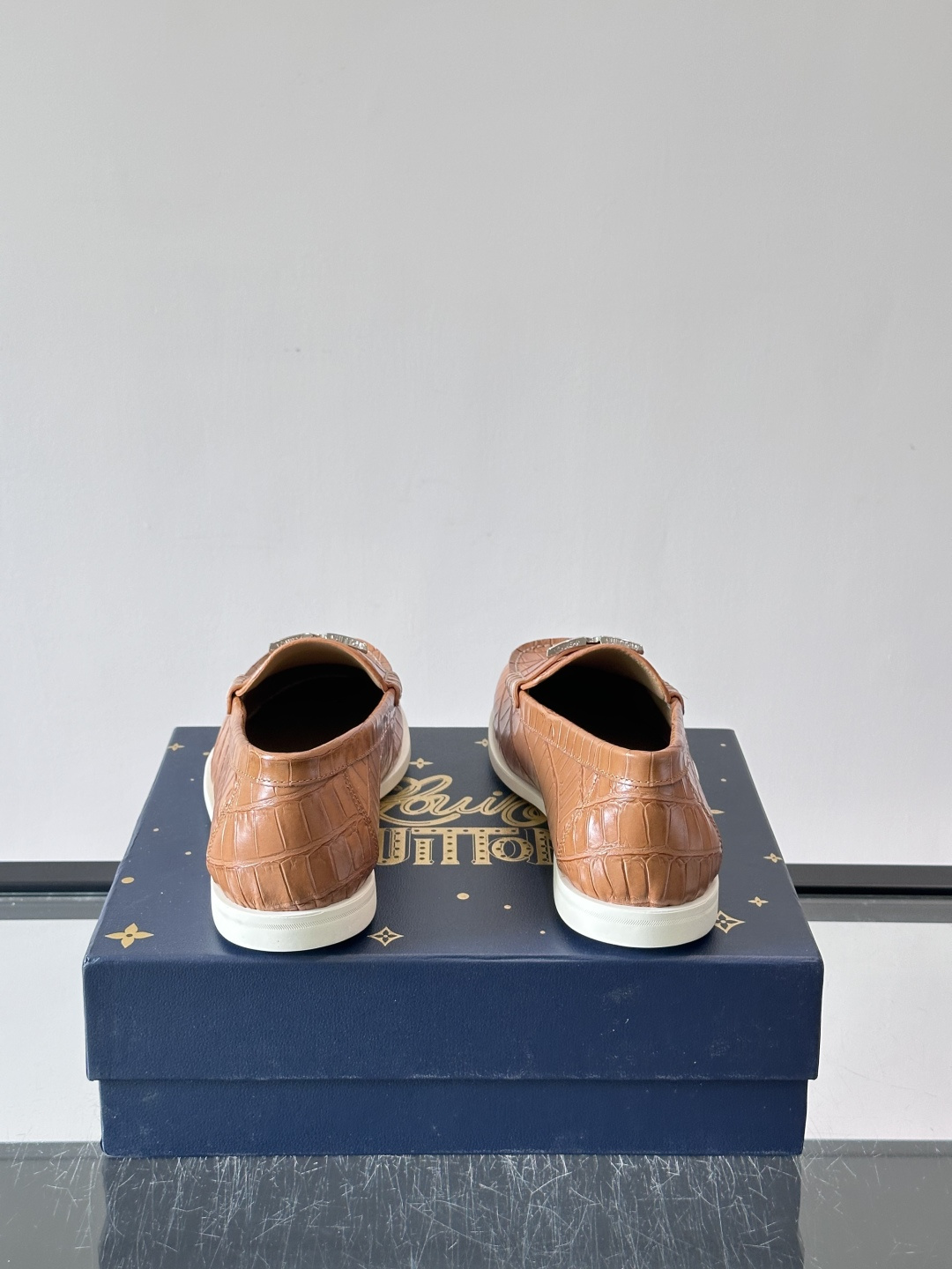 lv男士乐福鞋👞，选用进口牛皮，光泽感满满，搭配经典金属扣件，低调又奢华✨。内里和垫脚都是进口牛皮，穿着超舒适，适合长时