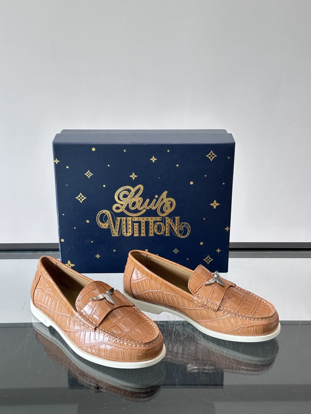 lv男士乐福鞋👞，选用进口牛皮，光泽感满满，搭配经典金属扣件，低调又奢华✨。内里和垫脚都是进口牛皮，穿着超舒适，适合长时