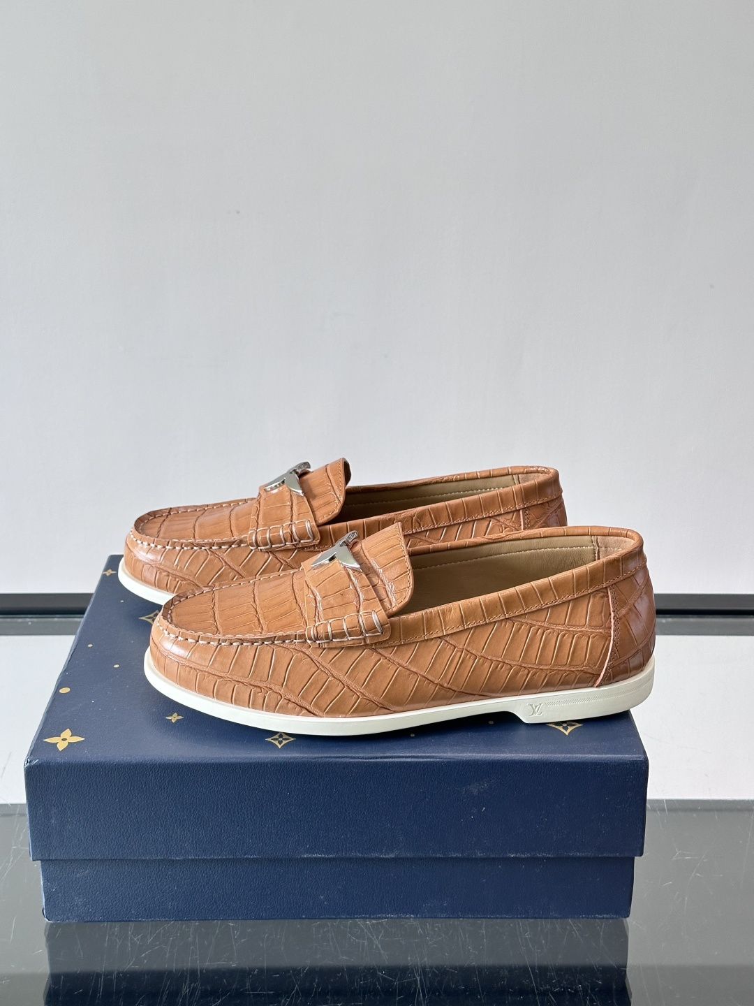 lv男士乐福鞋👞，选用进口牛皮，光泽感满满，搭配经典金属扣件，低调又奢华✨。内里和垫脚都是进口牛皮，穿着超舒适，适合长时