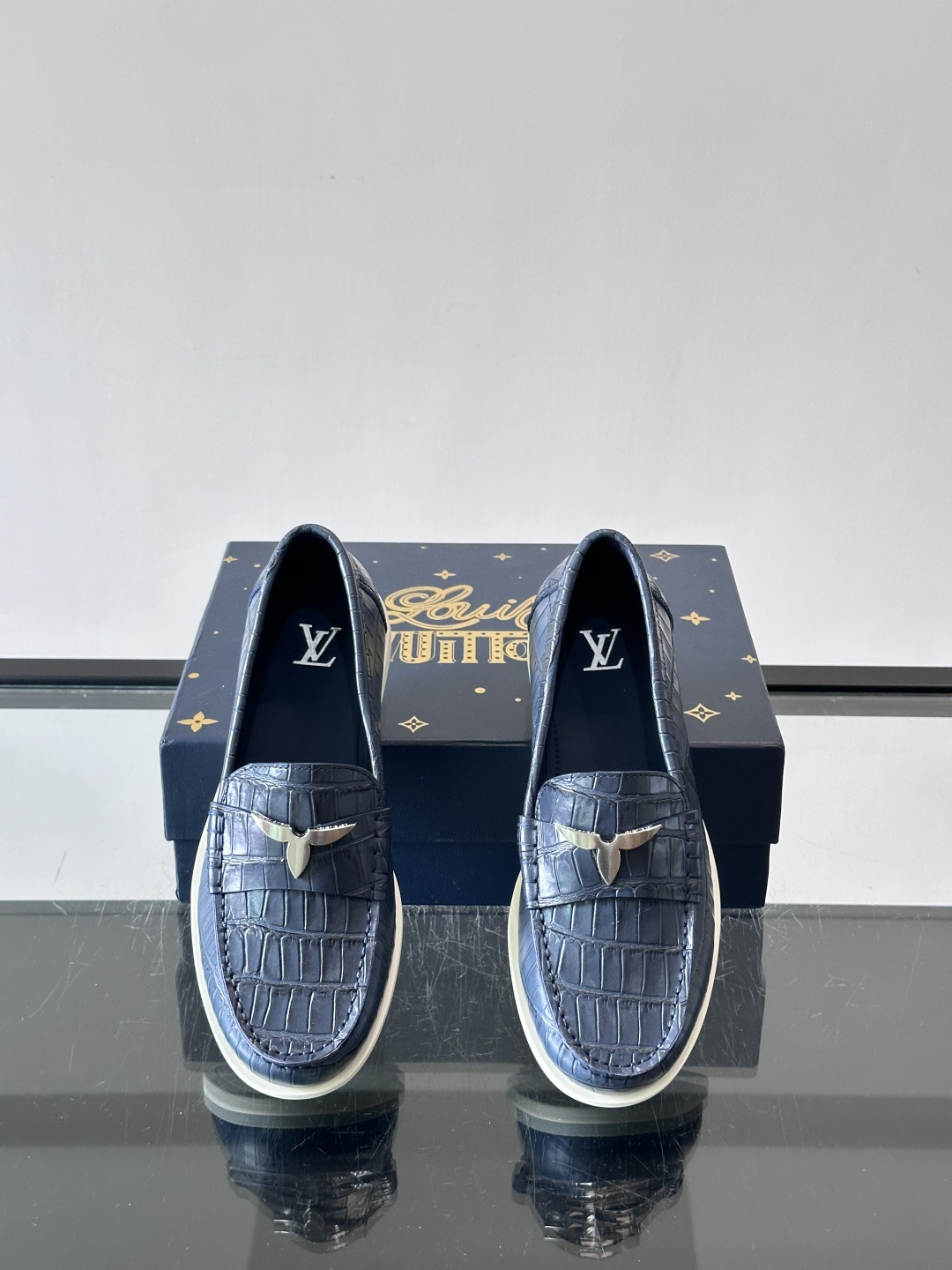 lv男士乐福鞋👞，选用进口牛皮，光泽感满满，搭配经典金属扣件，低调又奢华✨。内里和垫脚都是进口牛皮，穿着超舒适，适合长时