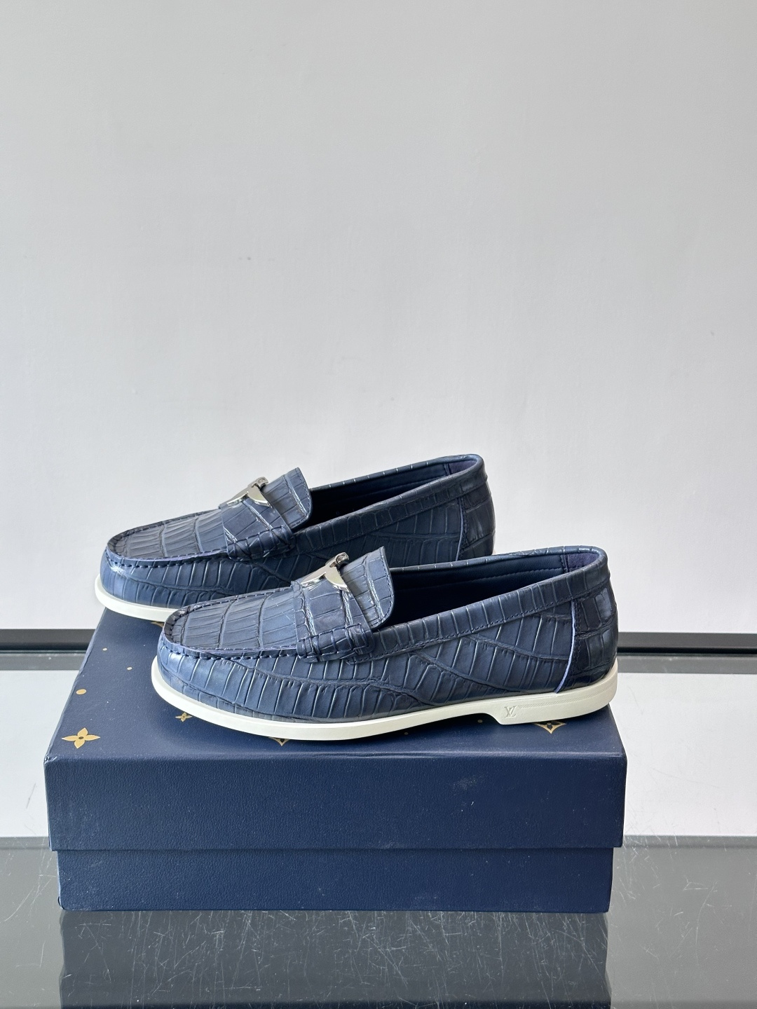lv男士乐福鞋👞，选用进口牛皮，光泽感满满，搭配经典金属扣件，低调又奢华✨。内里和垫脚都是进口牛皮，穿着超舒适，适合长时