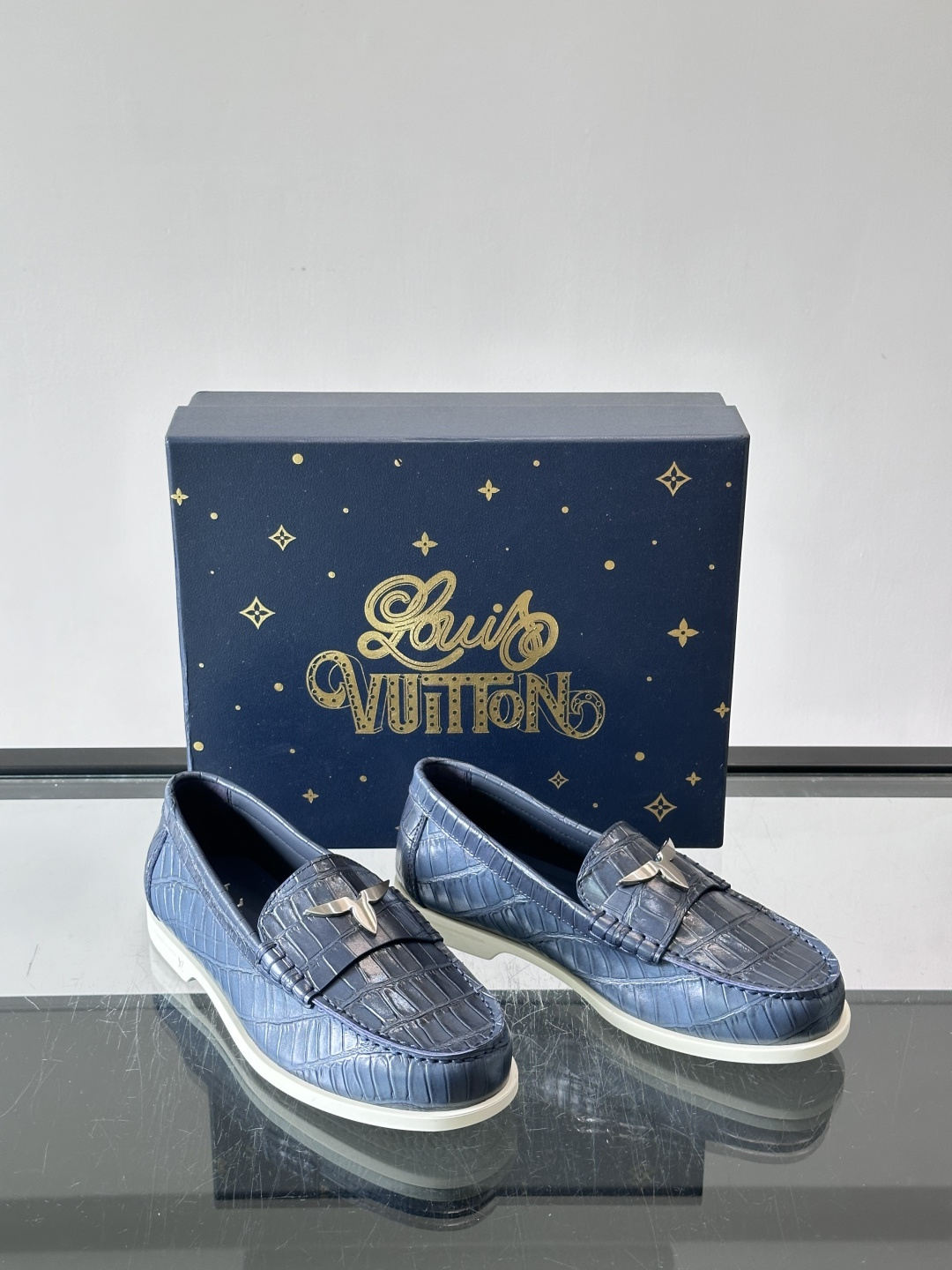 lv男士乐福鞋👞，选用进口牛皮，光泽感满满，搭配经典金属扣件，低调又奢华✨。内里和垫脚都是进口牛皮，穿着超舒适，适合长时