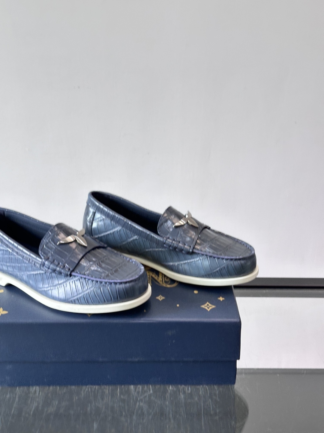 lv男士乐福鞋👞，选用进口牛皮，光泽感满满，搭配经典金属扣件，低调又奢华✨。内里和垫脚都是进口牛皮，穿着超舒适，适合长时