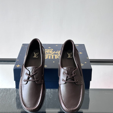 lv男士乐福鞋👞,选用进口牛皮,光泽感满满,搭配细带设计,低调又奢华✨。内里和垫脚都是进口牛皮,穿着超舒适,适合长时间行 lv男士乐福鞋👞,选用进口牛皮,光泽感满满,搭配细带设计,低调又奢华✨。内里和垫脚都是进口牛皮,穿着超舒适,适合长时间行