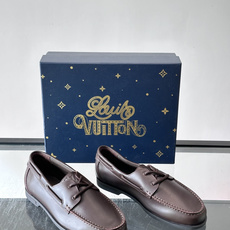 lv男士乐福鞋👞,选用进口牛皮,光泽感满满,搭配细带设计,低调又奢华✨。内里和垫脚都是进口牛皮,穿着超舒适,适合长时间行 lv男士乐福鞋👞,选用进口牛皮,光泽感满满,搭配细带设计,低调又奢华✨。内里和垫脚都是进口牛皮,穿着超舒适,适合长时间行