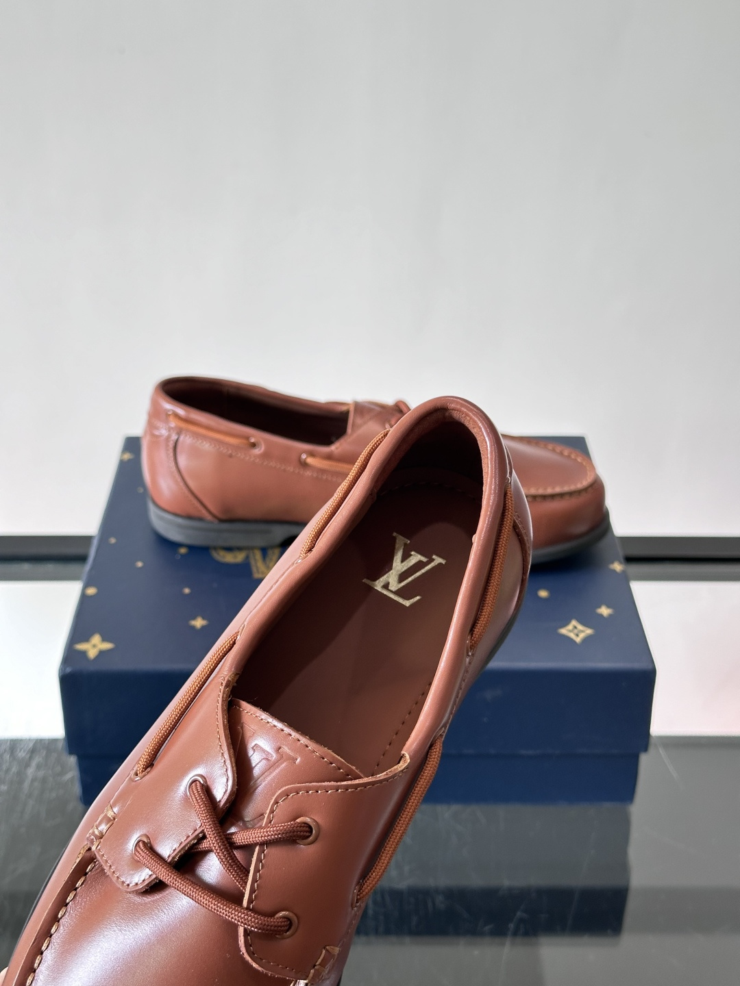 lv男士乐福鞋👞，选用进口牛皮，光泽感满满，搭配细带设计，低调又奢华✨。内里和垫脚都是进口牛皮，穿着超舒适，适合长时间行