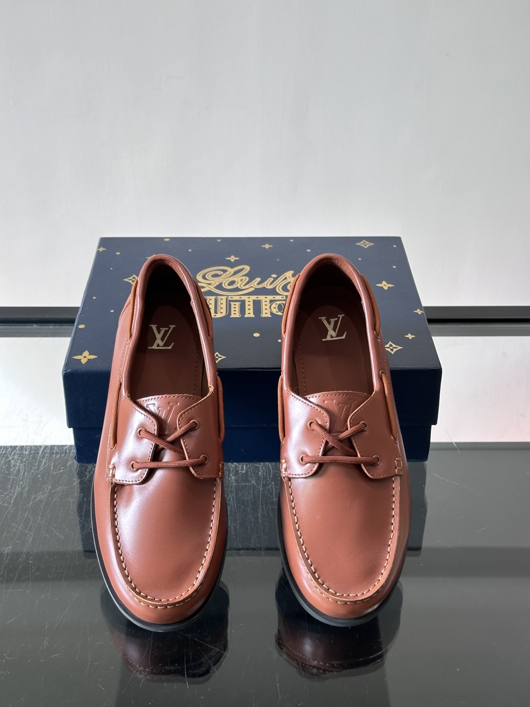 lv男士乐福鞋👞，选用进口牛皮，光泽感满满，搭配细带设计，低调又奢华✨。内里和垫脚都是进口牛皮，穿着超舒适，适合长时间行