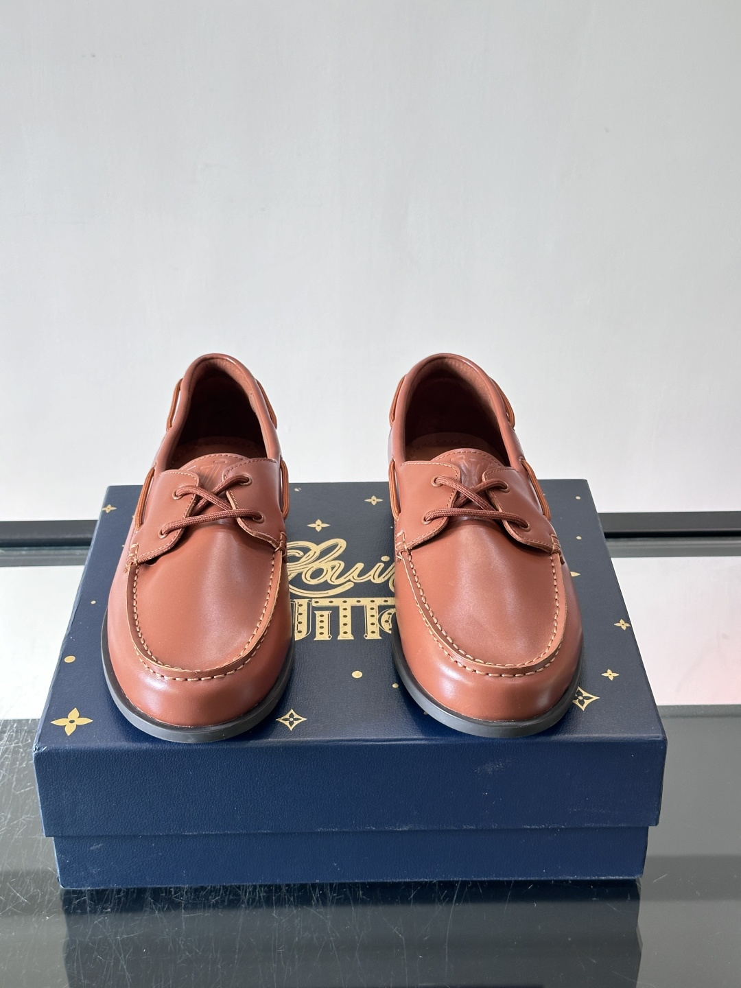 lv男士乐福鞋👞，选用进口牛皮，光泽感满满，搭配细带设计，低调又奢华✨。内里和垫脚都是进口牛皮，穿着超舒适，适合长时间行
