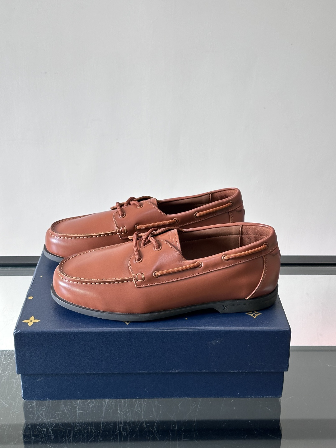 lv男士乐福鞋👞，选用进口牛皮，光泽感满满，搭配细带设计，低调又奢华✨。内里和垫脚都是进口牛皮，穿着超舒适，适合长时间行