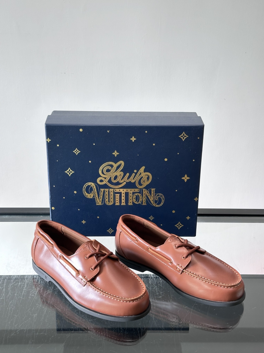 lv男士乐福鞋👞，选用进口牛皮，光泽感满满，搭配细带设计，低调又奢华✨。内里和垫脚都是进口牛皮，穿着超舒适，适合长时间行