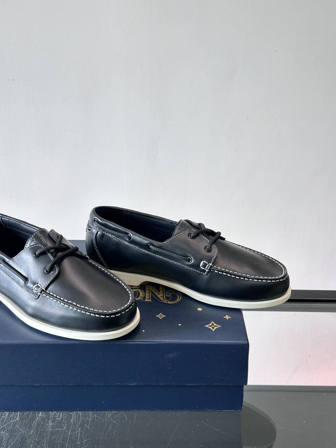 lv男士乐福鞋👞，选用进口牛皮，光泽感满满，搭配细带设计，低调又奢华✨。内里和垫脚都是进口牛皮，穿着超舒适，适合长时间行