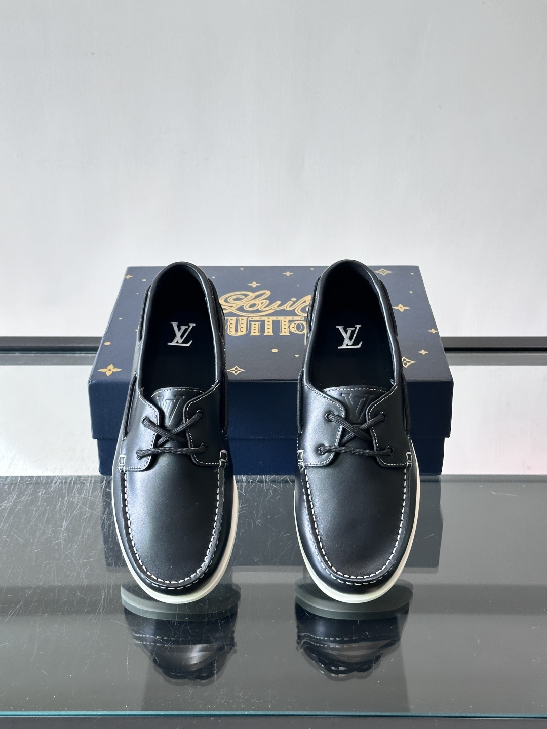 lv男士乐福鞋👞，选用进口牛皮，光泽感满满，搭配细带设计，低调又奢华✨。内里和垫脚都是进口牛皮，穿着超舒适，适合长时间行