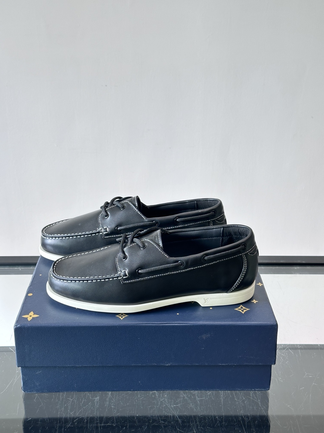 lv男士乐福鞋👞，选用进口牛皮，光泽感满满，搭配细带设计，低调又奢华✨。内里和垫脚都是进口牛皮，穿着超舒适，适合长时间行