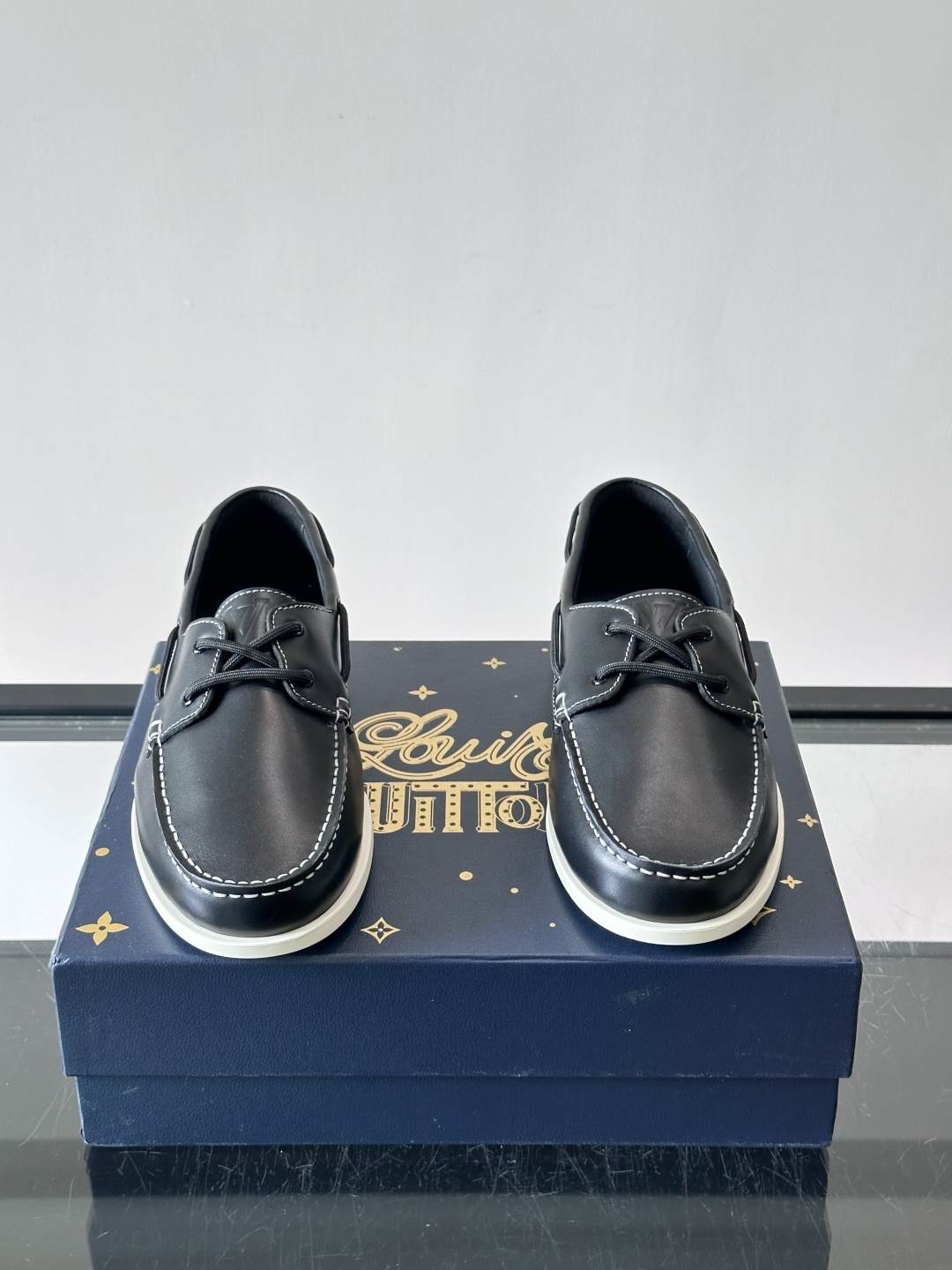 lv男士乐福鞋👞，选用进口牛皮，光泽感满满，搭配细带设计，低调又奢华✨。内里和垫脚都是进口牛皮，穿着超舒适，适合长时间行
