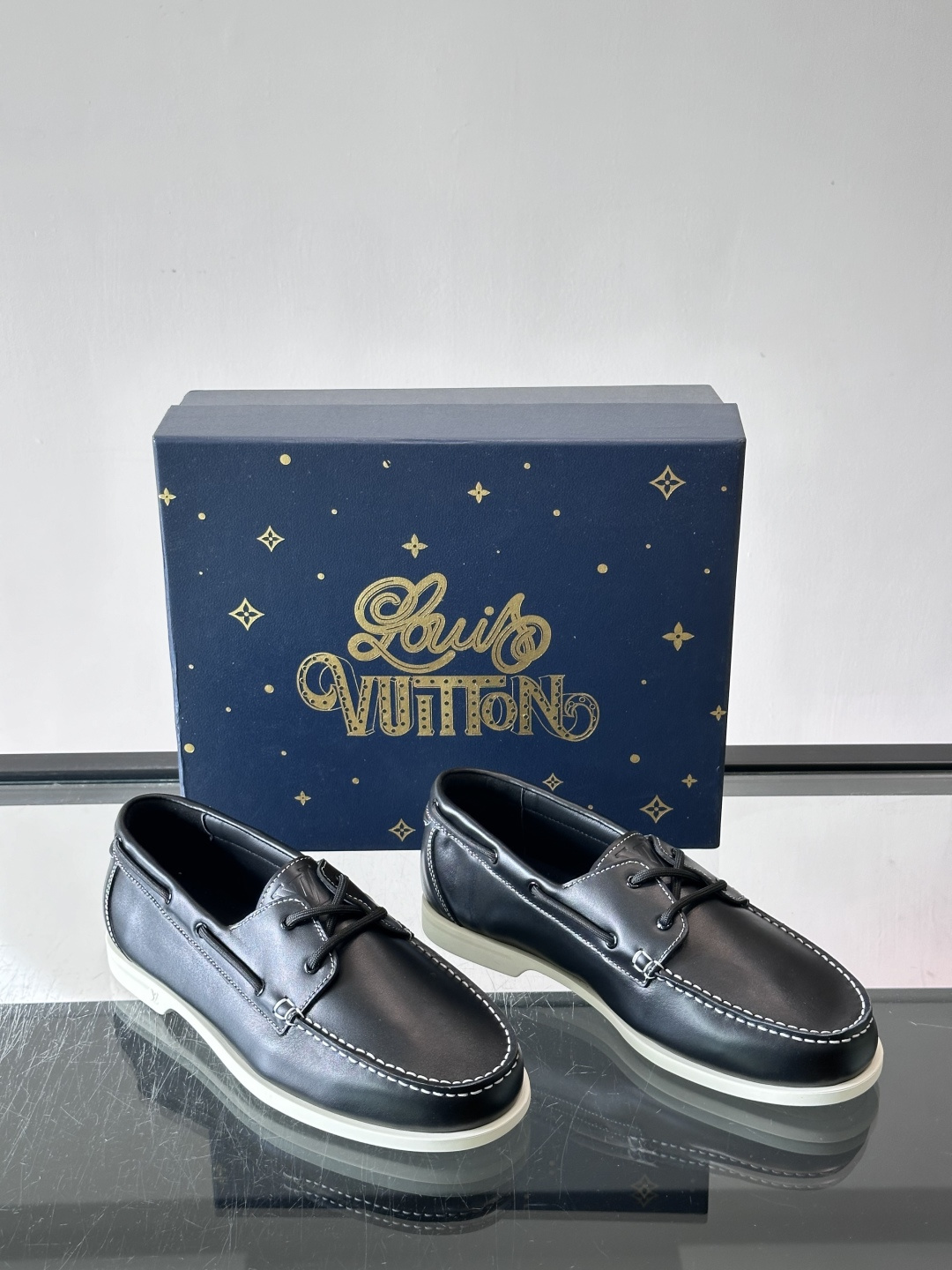 lv男士乐福鞋👞，选用进口牛皮，光泽感满满，搭配细带设计，低调又奢华✨。内里和垫脚都是进口牛皮，穿着超舒适，适合长时间行