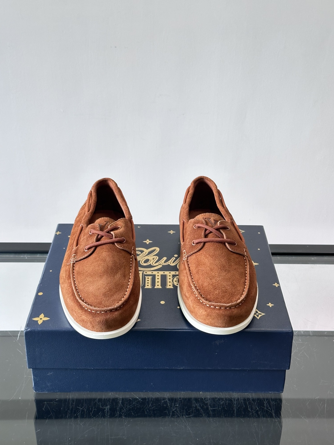 lv男士乐福鞋👞,选用进口麂皮,光泽感满满,搭配系带设计,低调又奢华✨。内里和垫脚都是进口牛皮,穿着超舒适,适合长时间行 lv男士乐福鞋👞,选用进口麂皮,光泽感满满,搭配系带设计,低调又奢华✨。内里和垫脚都是进口牛皮,穿着超舒适,适合长时间行