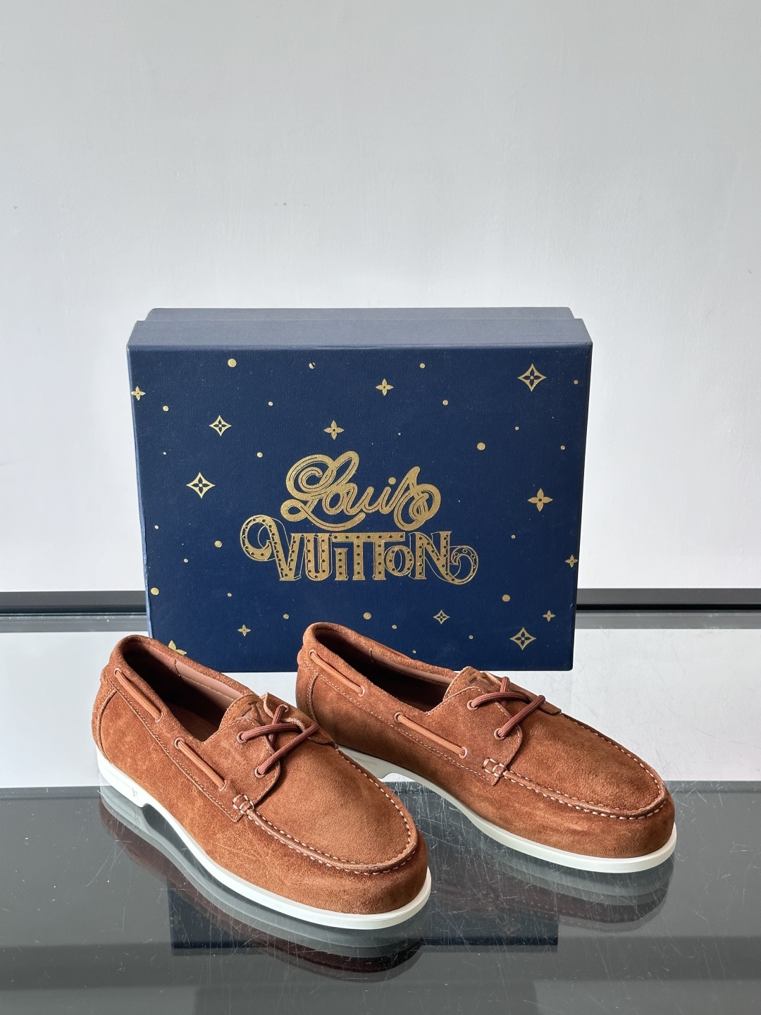 lv男士乐福鞋👞,选用进口麂皮,光泽感满满,搭配系带设计,低调又奢华✨。内里和垫脚都是进口牛皮,穿着超舒适,适合长时间行 lv男士乐福鞋👞,选用进口麂皮,光泽感满满,搭配系带设计,低调又奢华✨。内里和垫脚都是进口牛皮,穿着超舒适,适合长时间行